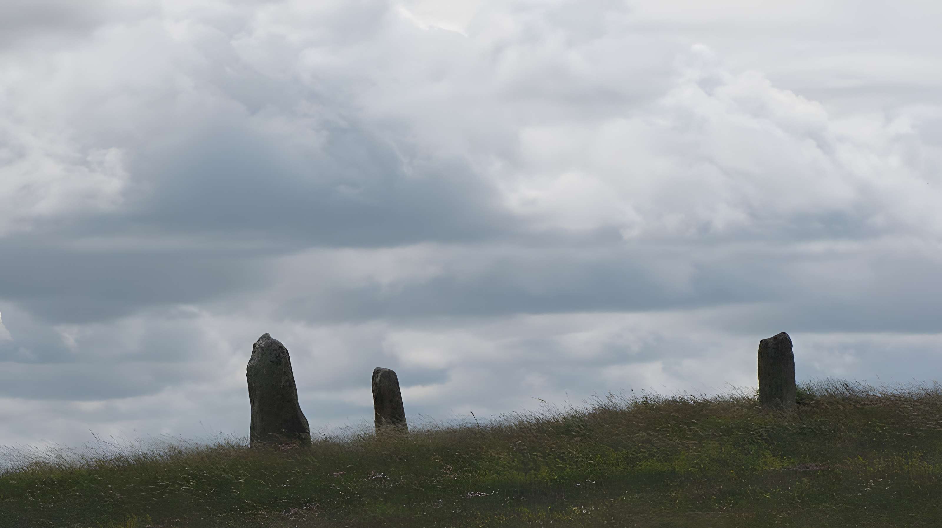 Trois Menhirs de la colline de Treimes des Bondons 