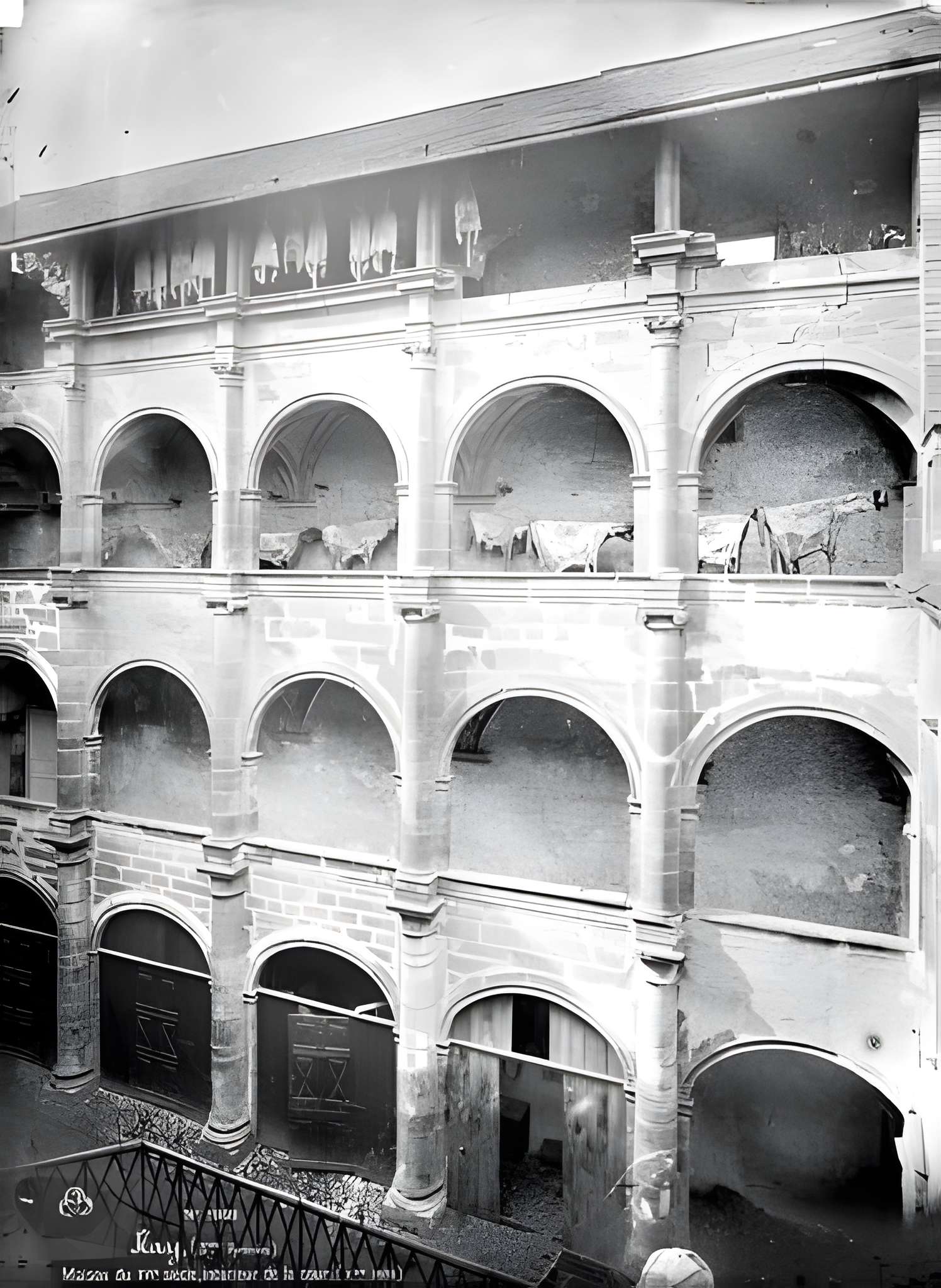 Maison carrée à Nay