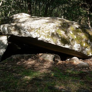 Tumulus-dolmen de la Pineyre à Saint-Nectaire
