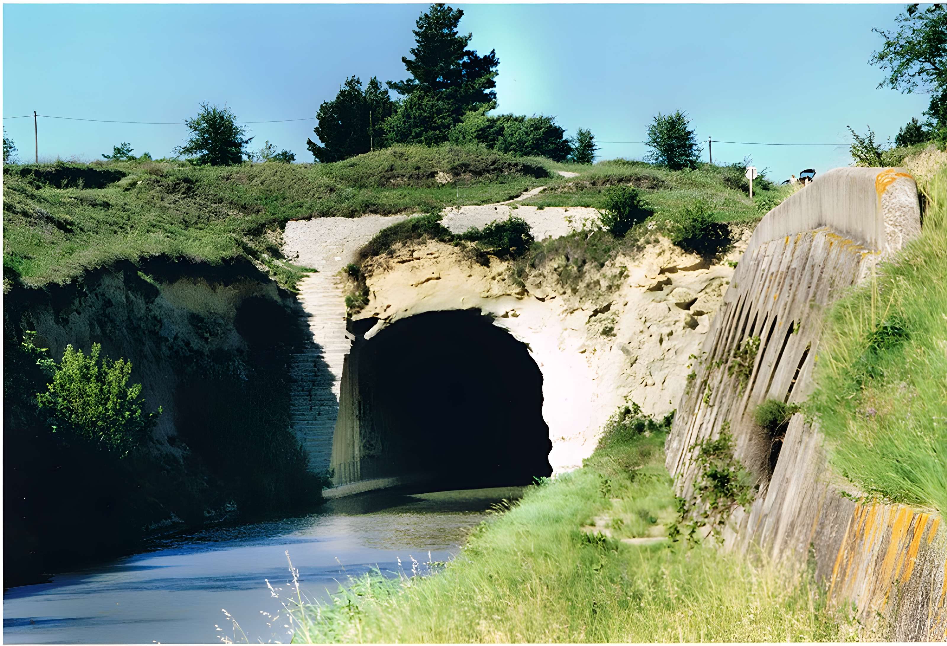 Tunnel-aqueduc de drainage de l'étang de Colombiers et Montady
