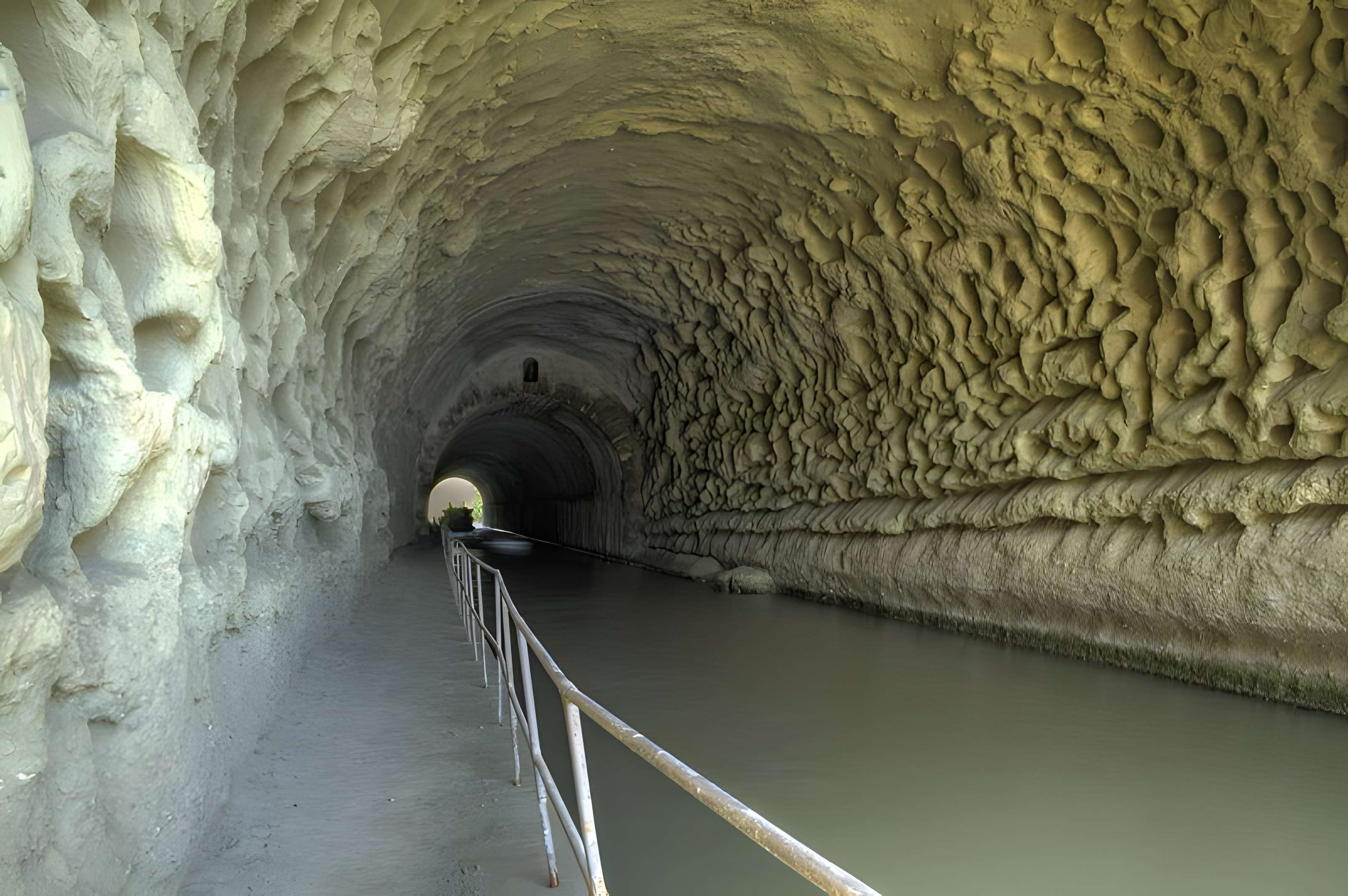 Tunnel-aqueduc de drainage de l'étang de Colombiers et Montady