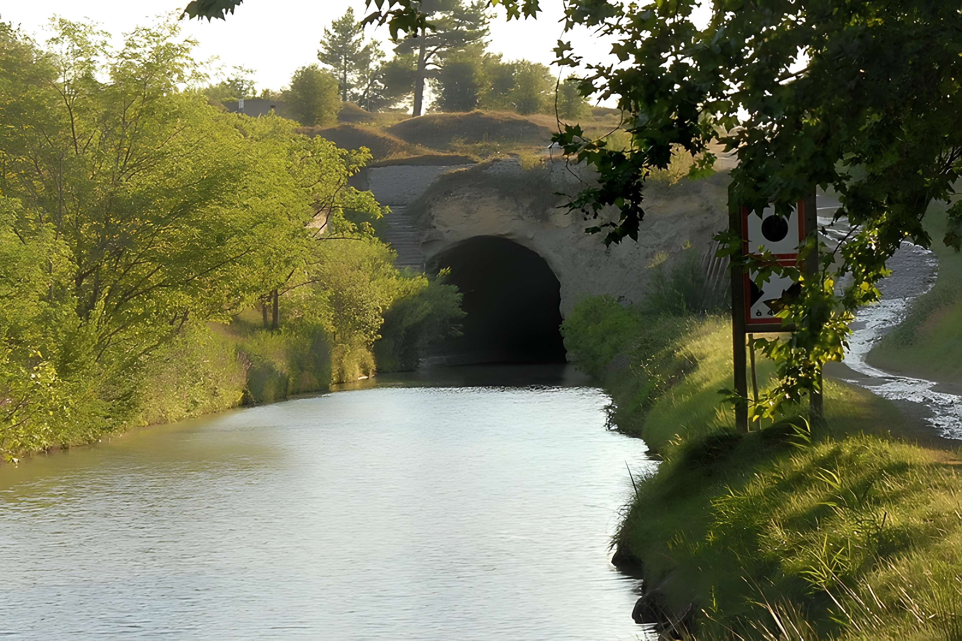 Tunnel-aqueduc de drainage de l'étang de Colombiers et Montady