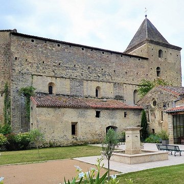 Vestiges de labbaye de Saint-Polycarpe