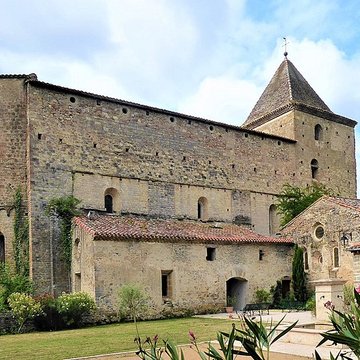 Vestiges de labbaye de Saint-Polycarpe