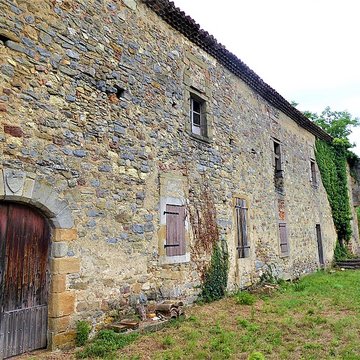 Vestiges de labbaye de Saint-Polycarpe