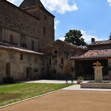 Vestiges de labbaye de Saint-Polycarpe