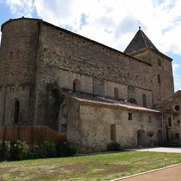 Vestiges de labbaye de Saint-Polycarpe