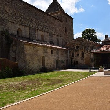 Vestiges de labbaye de Saint-Polycarpe