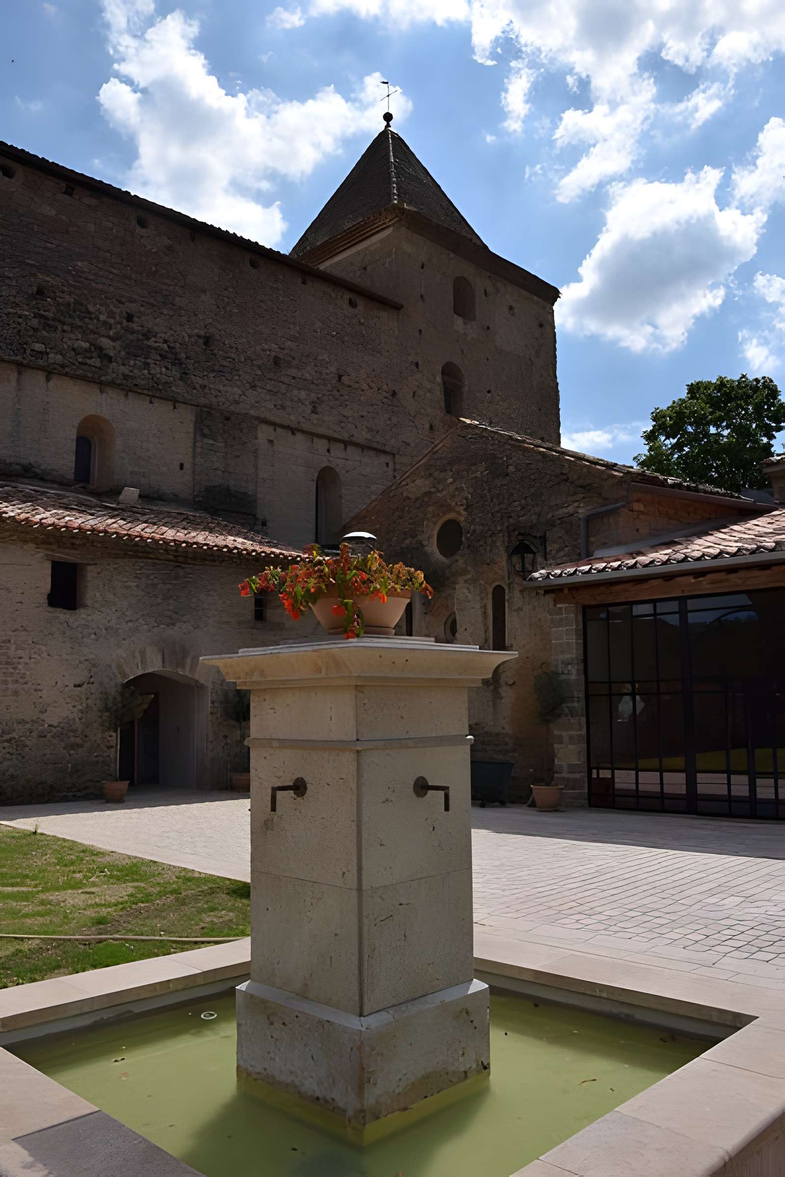 Vestiges de l'abbaye de Saint-Polycarpe