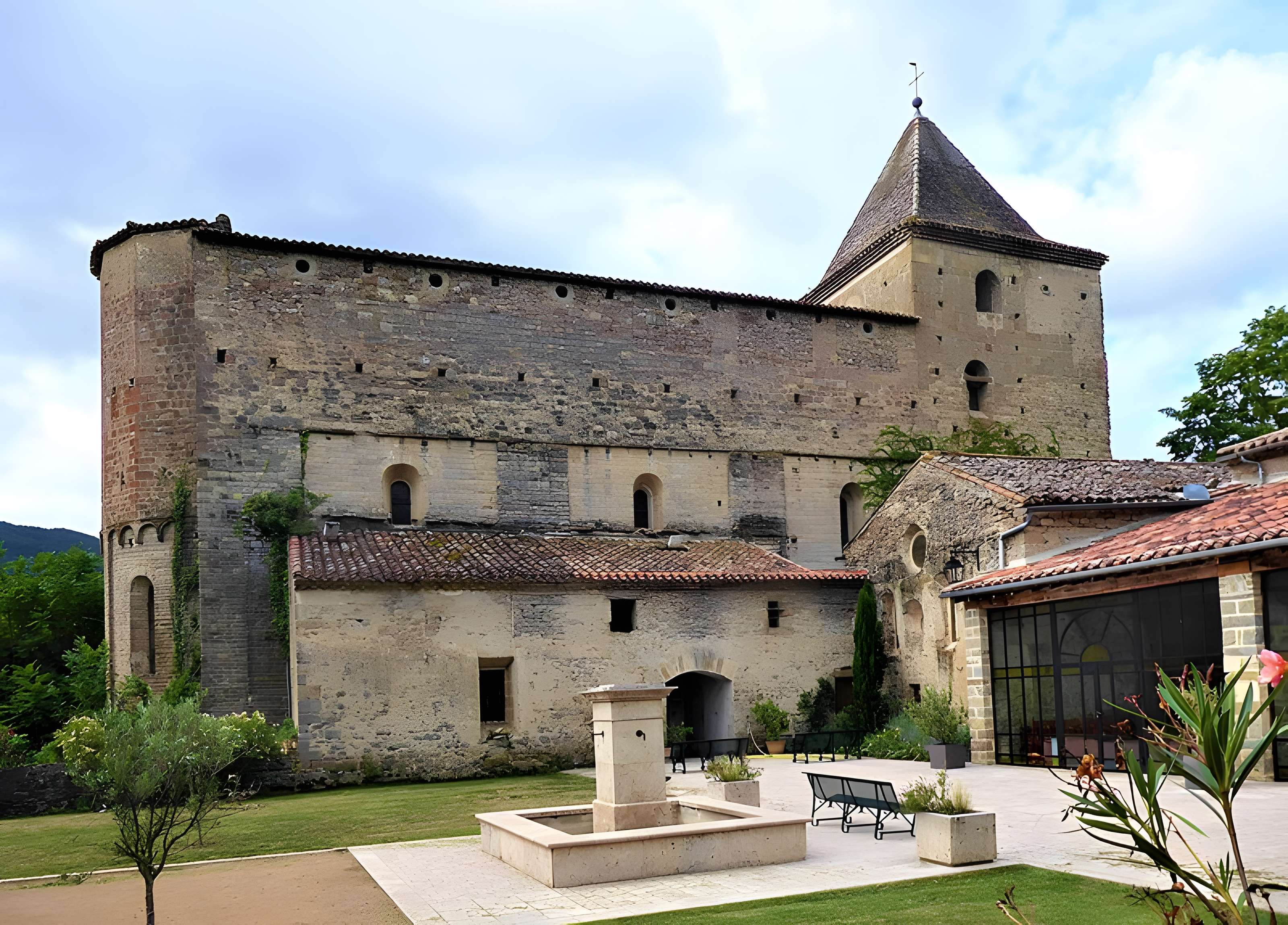 Vestiges de l'abbaye de Saint-Polycarpe