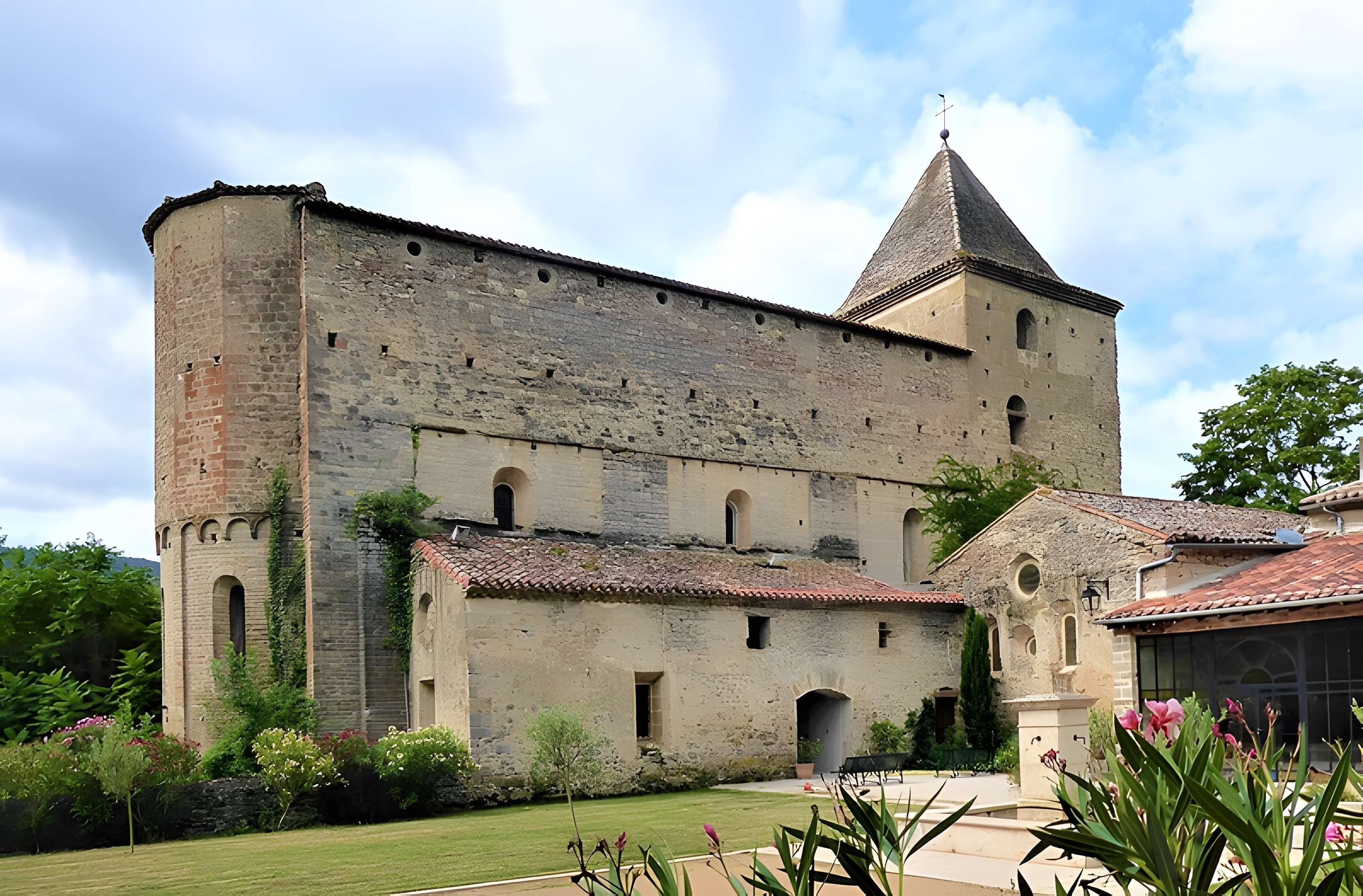 Vestiges de l'abbaye de Saint-Polycarpe