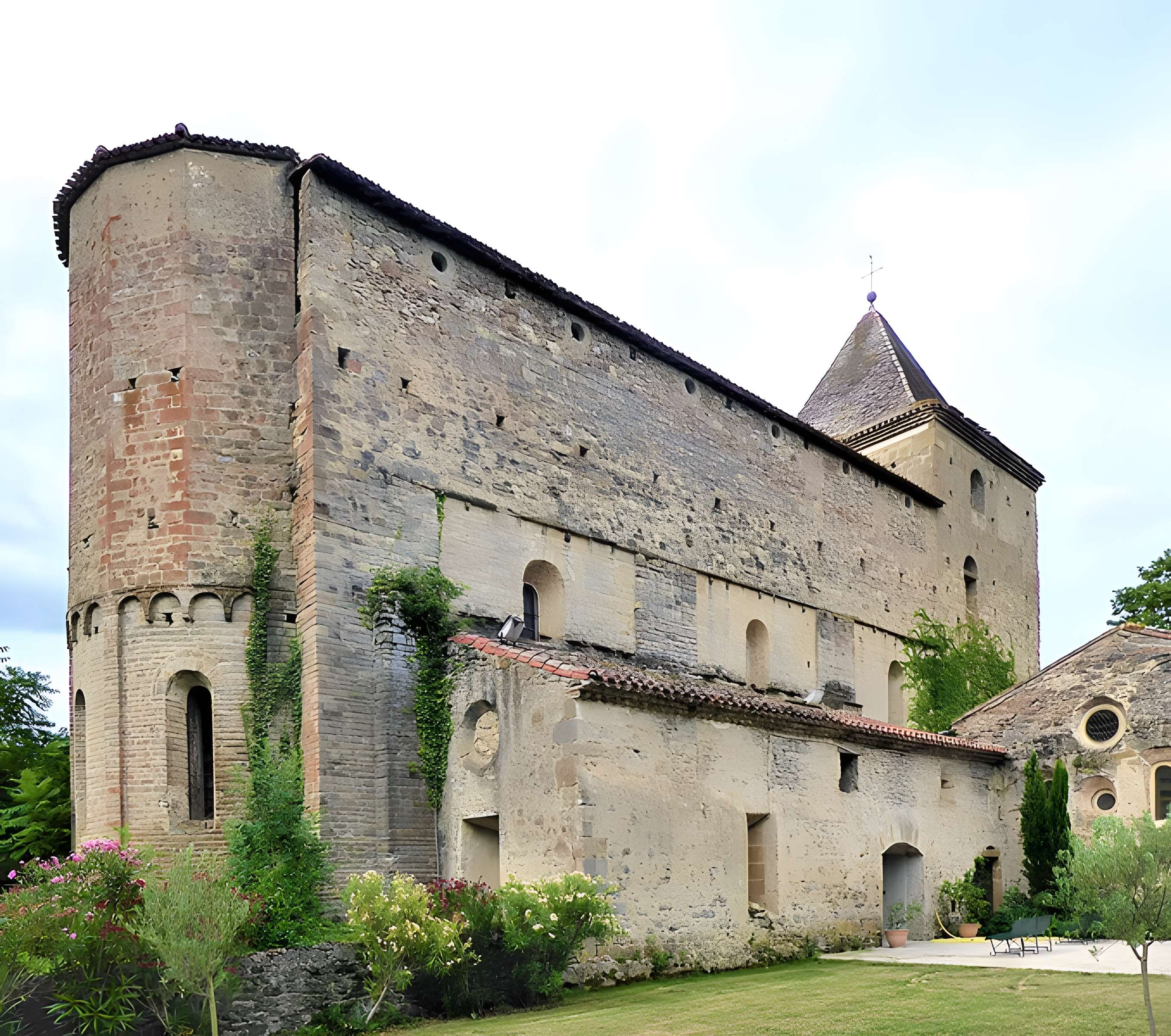 Vestiges de l'abbaye de Saint-Polycarpe