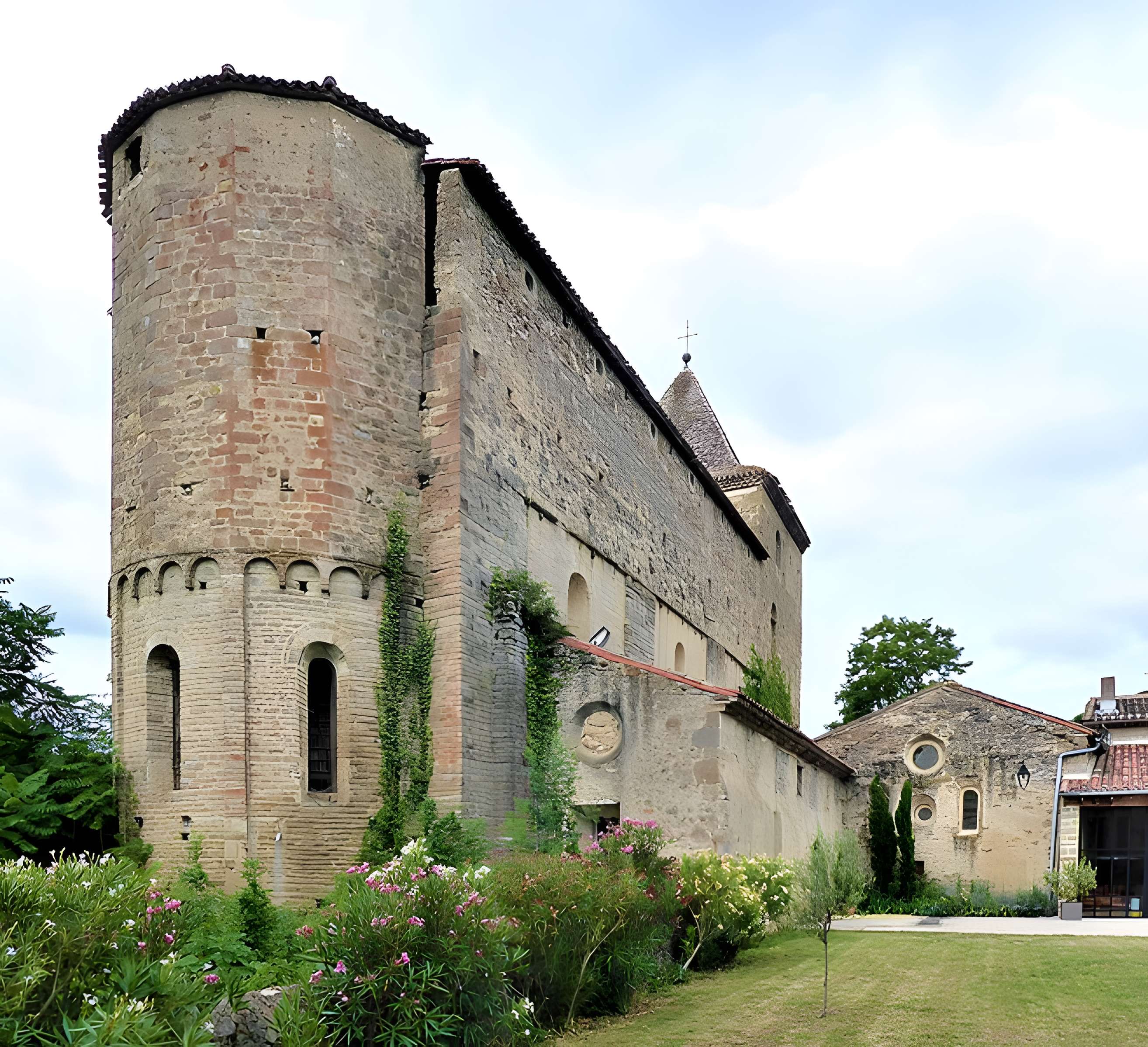 Vestiges de l'abbaye de Saint-Polycarpe
