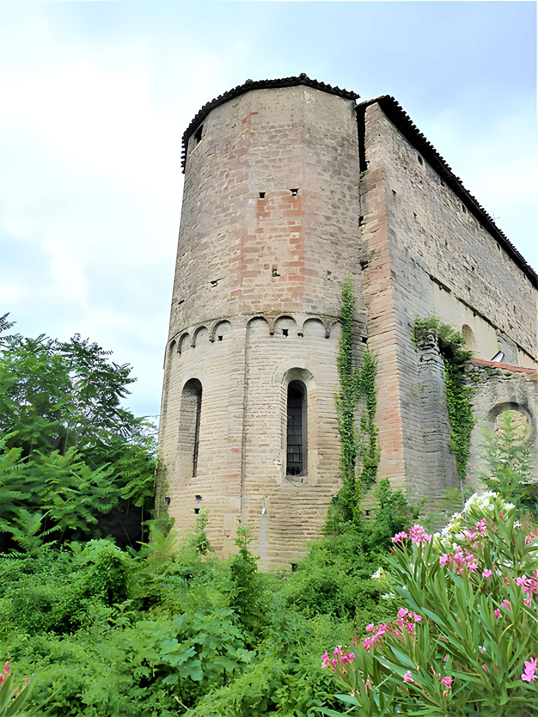 Vestiges de l'abbaye de Saint-Polycarpe