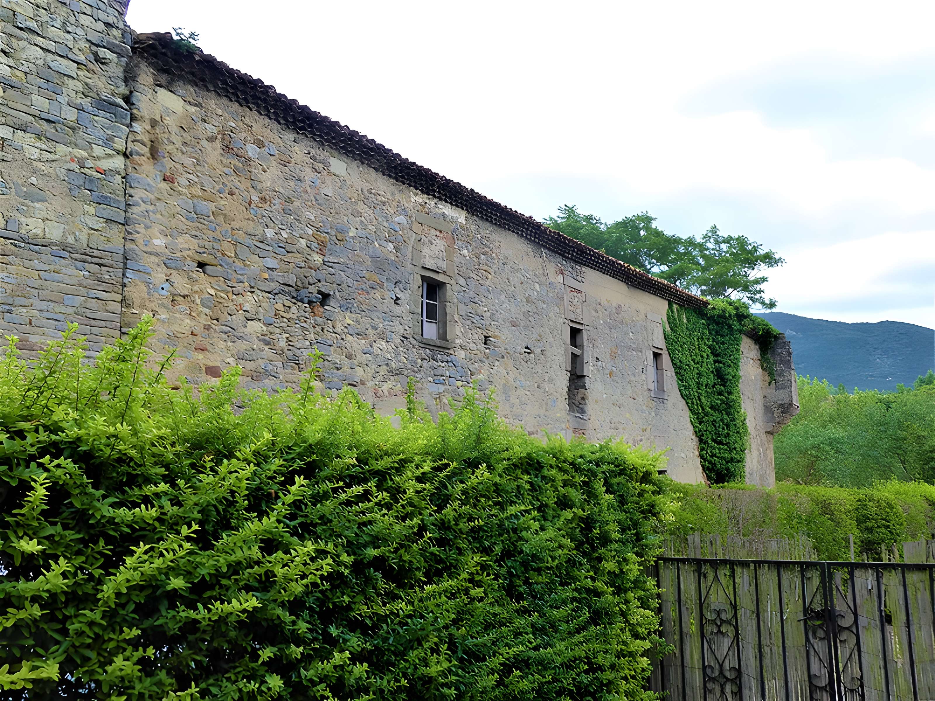 Vestiges de l'abbaye de Saint-Polycarpe