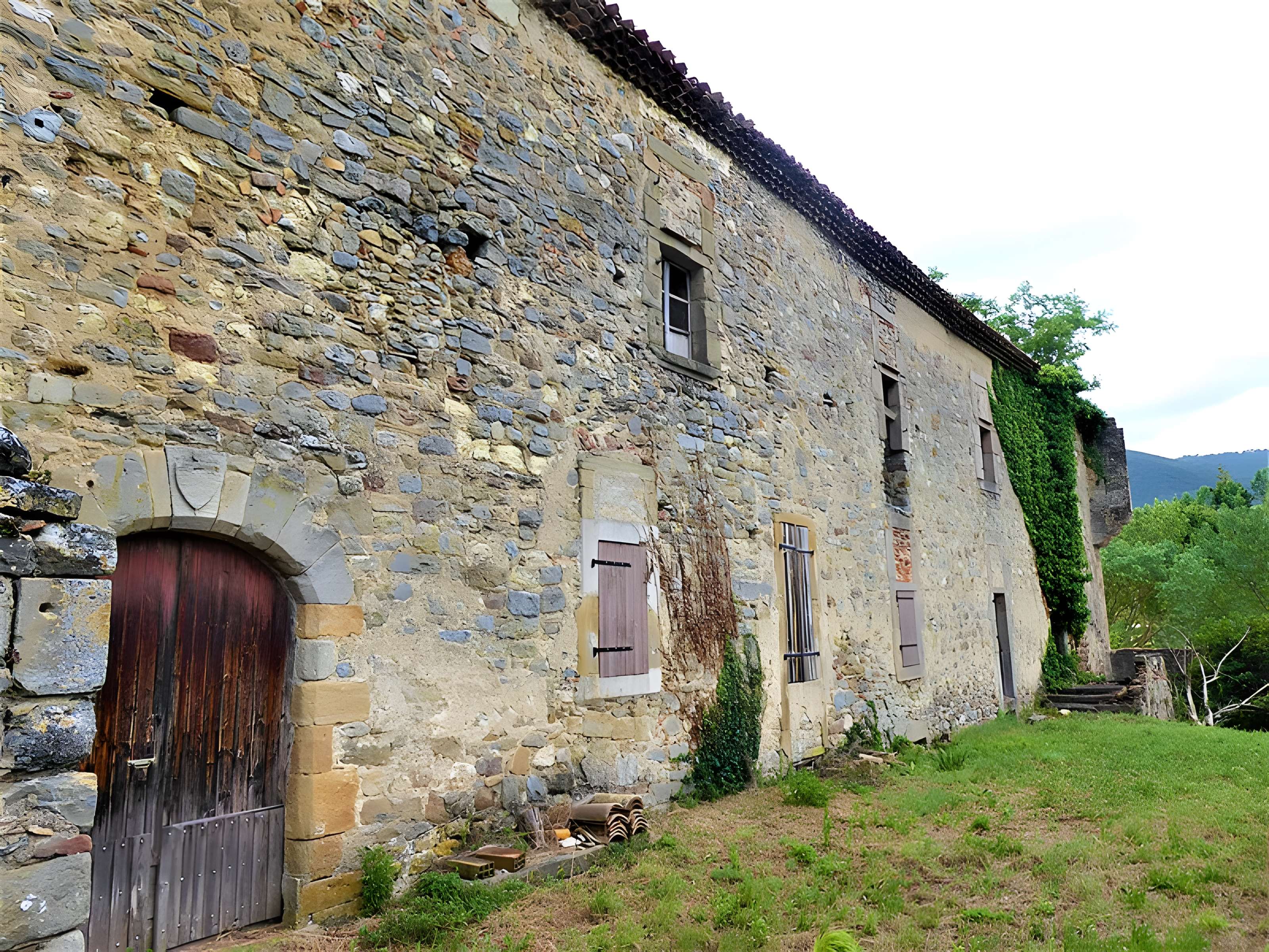 Vestiges de l'abbaye de Saint-Polycarpe