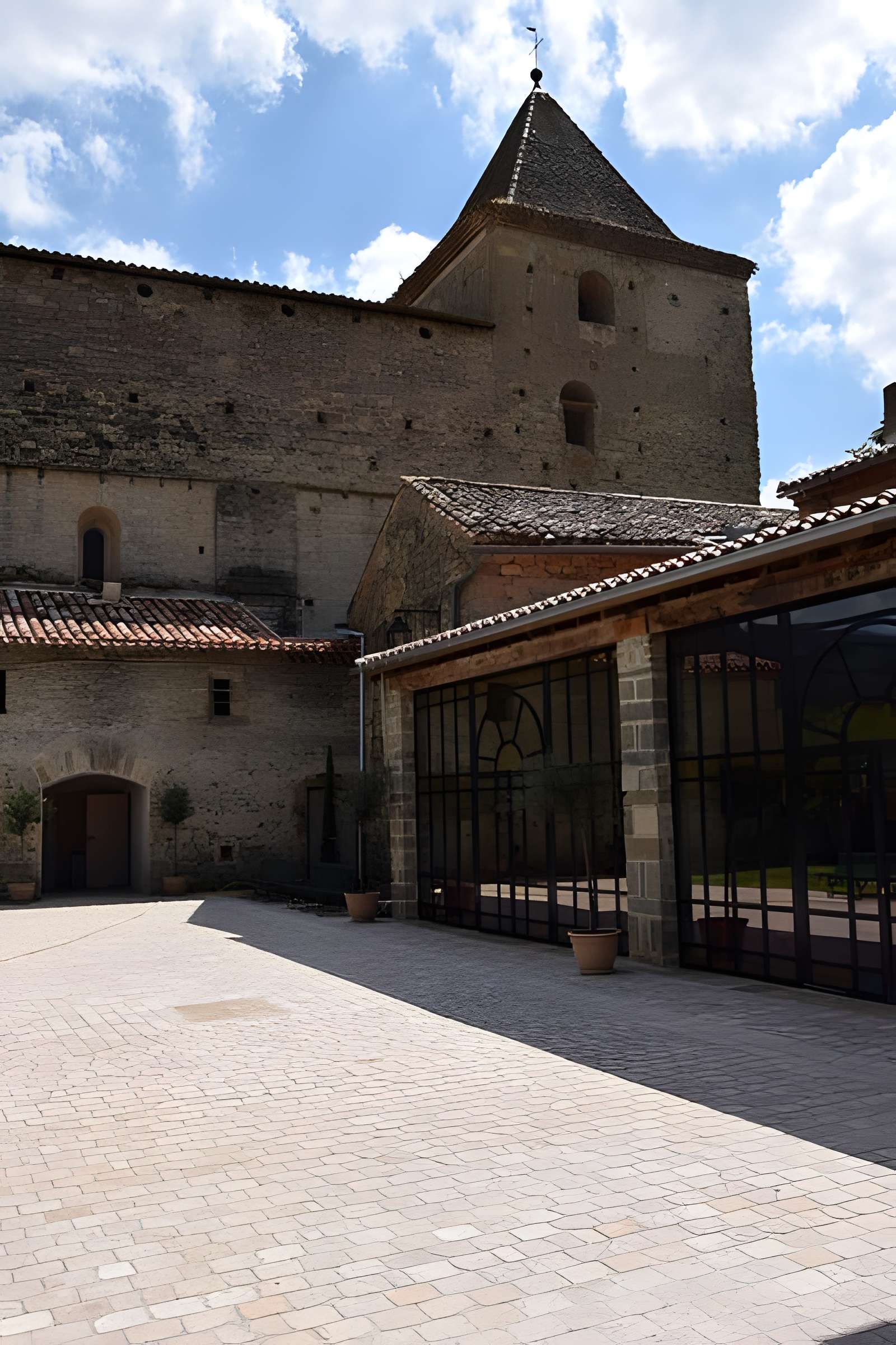 Vestiges de l'abbaye de Saint-Polycarpe