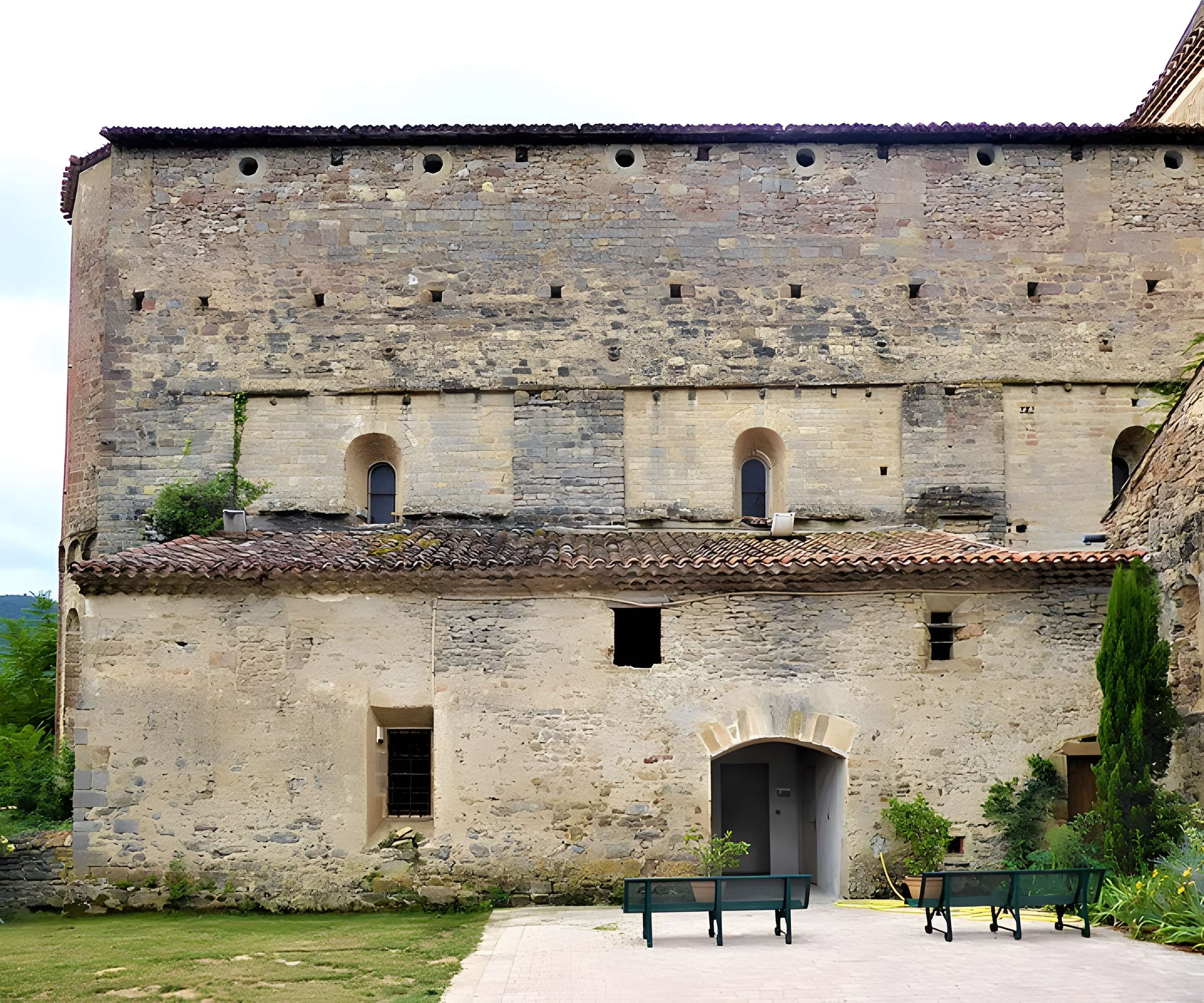 Vestiges de l'abbaye de Saint-Polycarpe