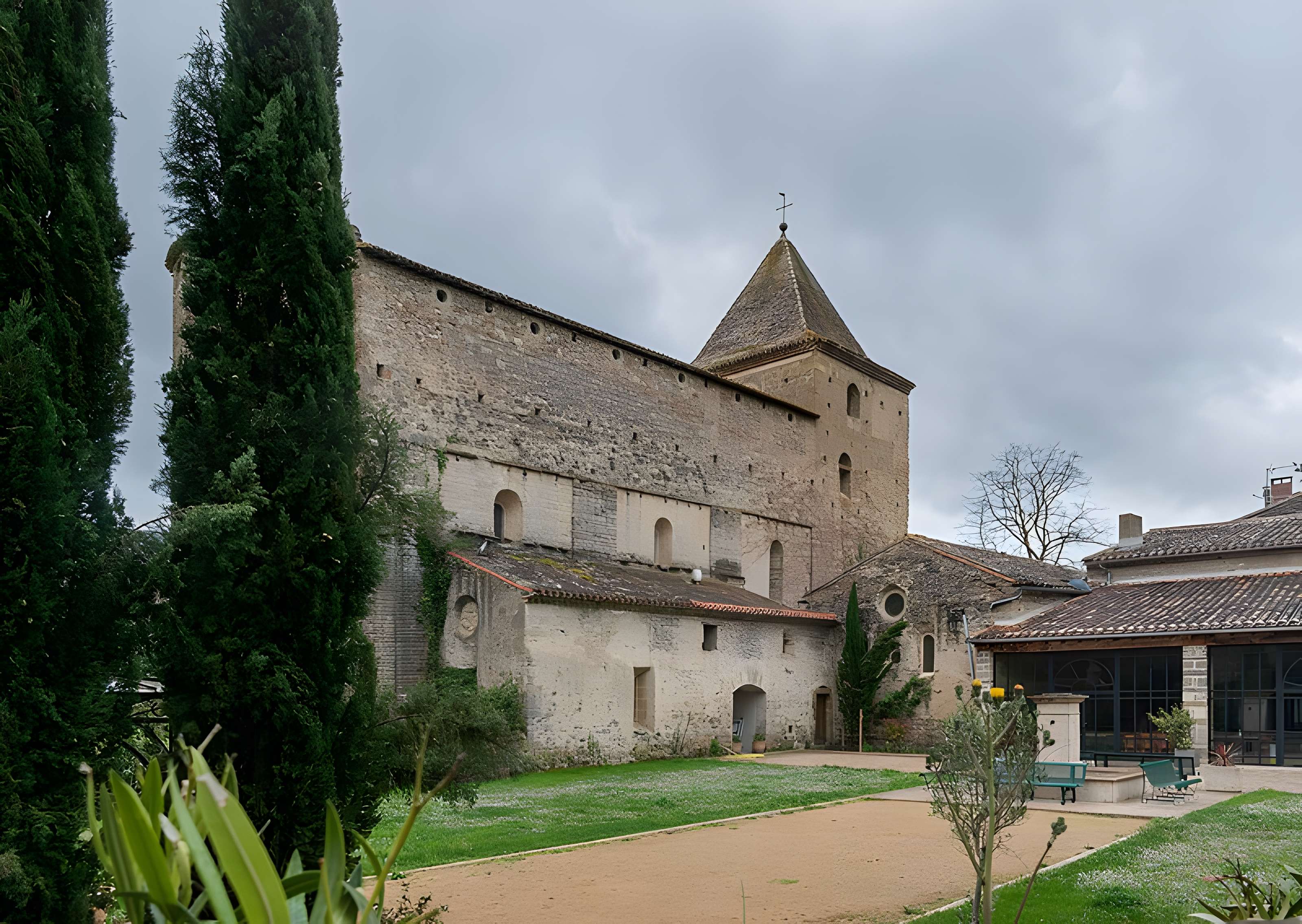 Vestiges de l'abbaye de Saint-Polycarpe