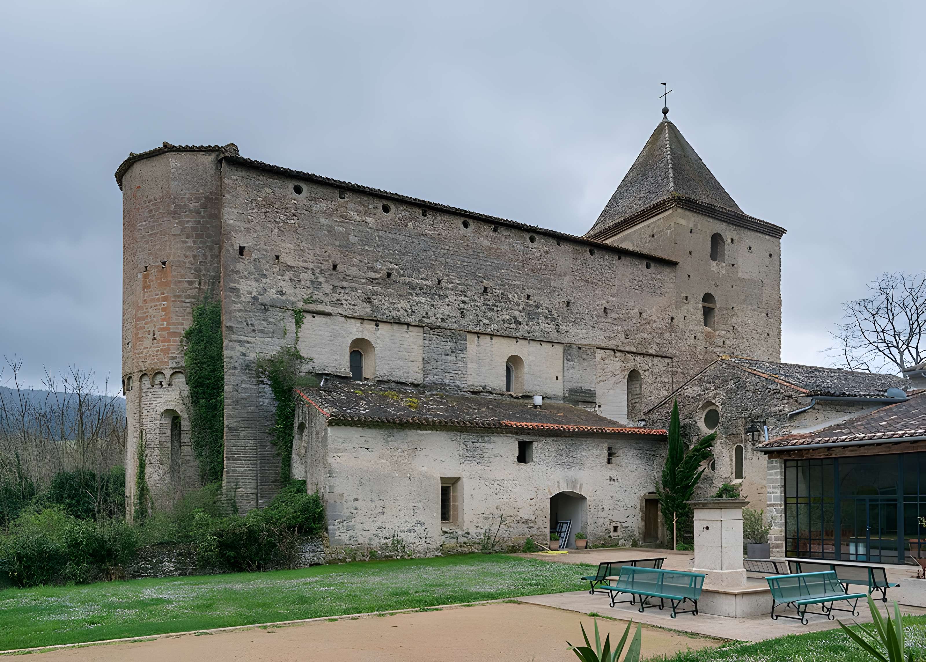 Vestiges de l'abbaye de Saint-Polycarpe