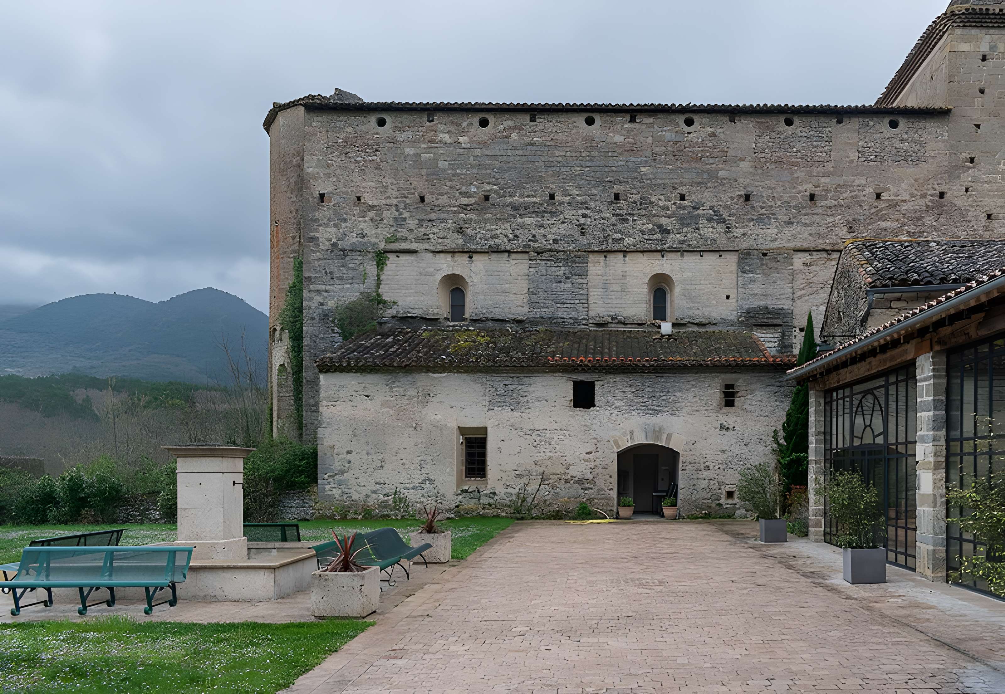 Vestiges de l'abbaye de Saint-Polycarpe
