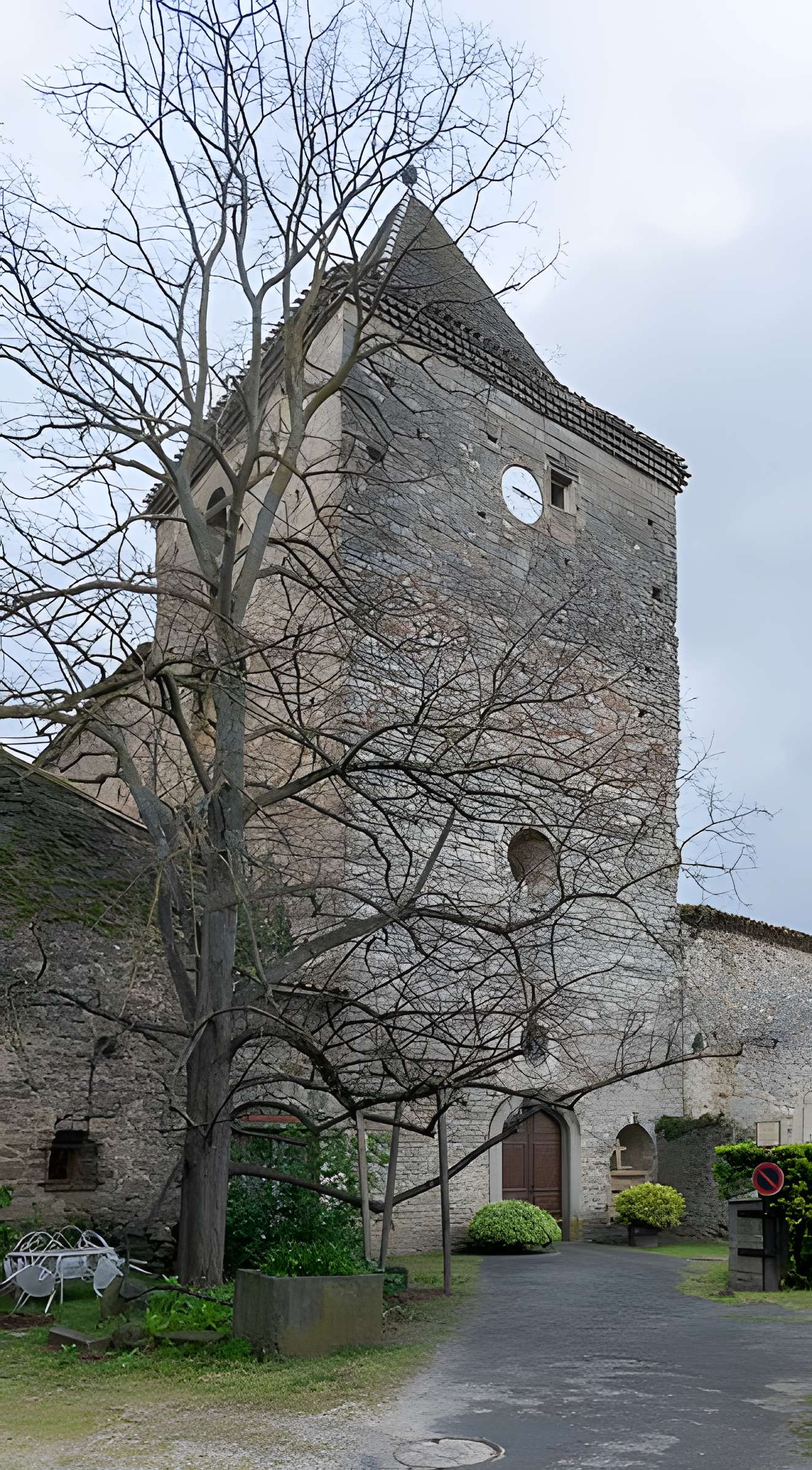 Vestiges de l'abbaye de Saint-Polycarpe