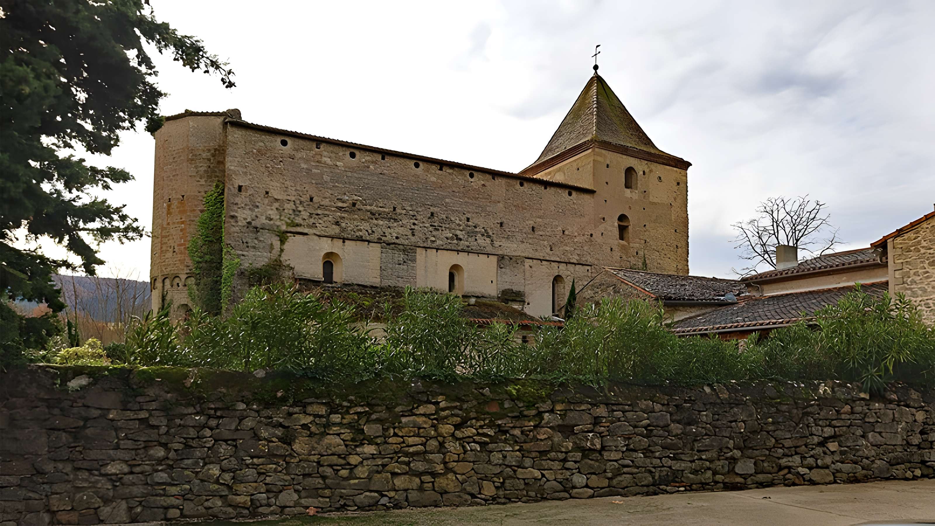 Vestiges de l'abbaye de Saint-Polycarpe
