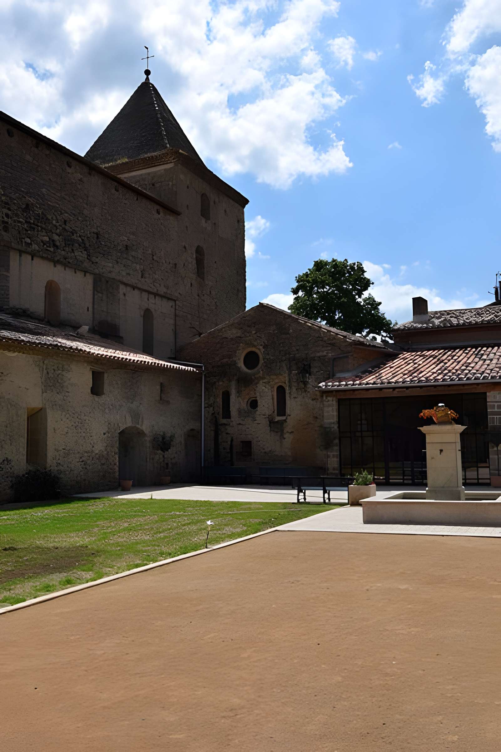 Vestiges de l'abbaye de Saint-Polycarpe