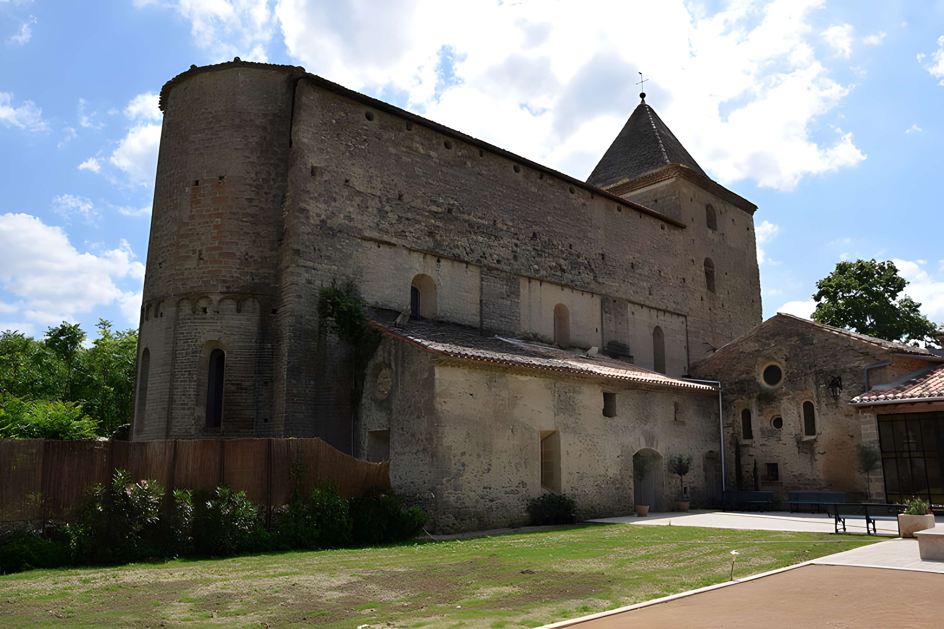 Vestiges de l'abbaye de Saint-Polycarpe