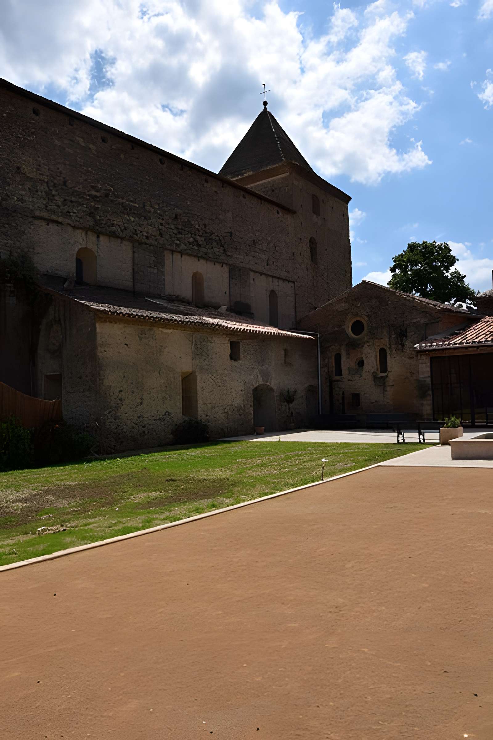 Vestiges de l'abbaye de Saint-Polycarpe
