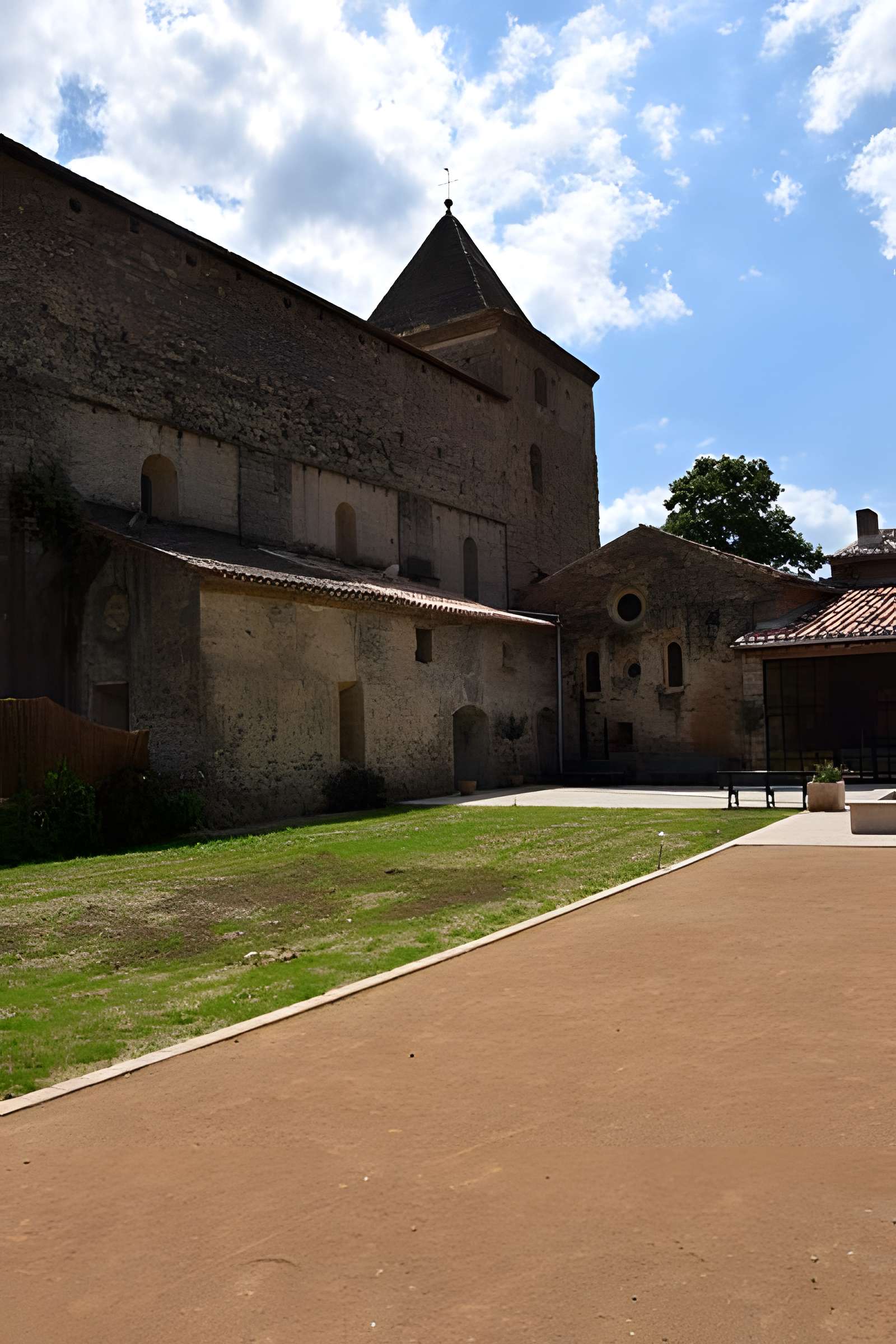 Vestiges de l'abbaye de Saint-Polycarpe