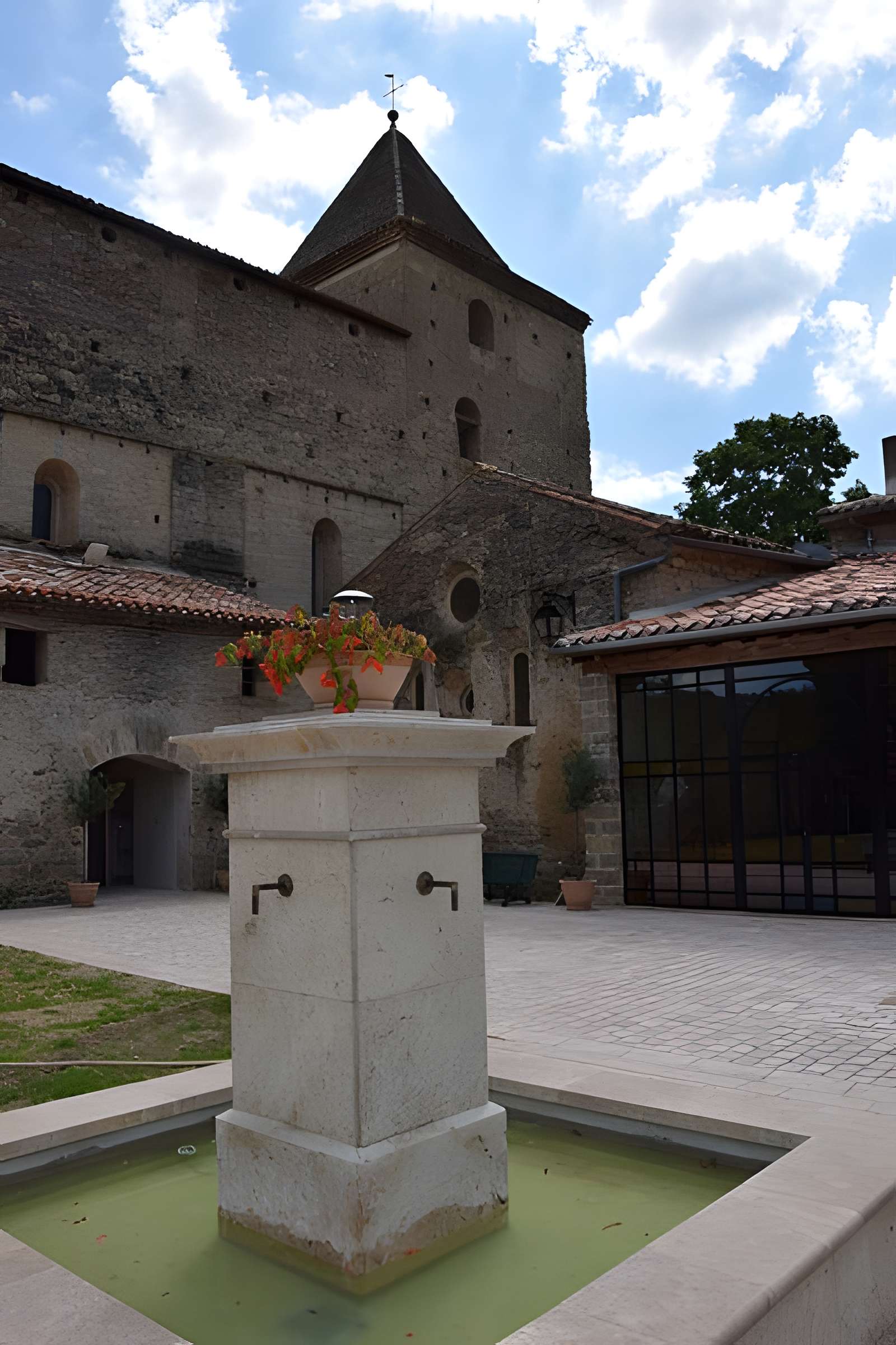 Vestiges de l'abbaye de Saint-Polycarpe