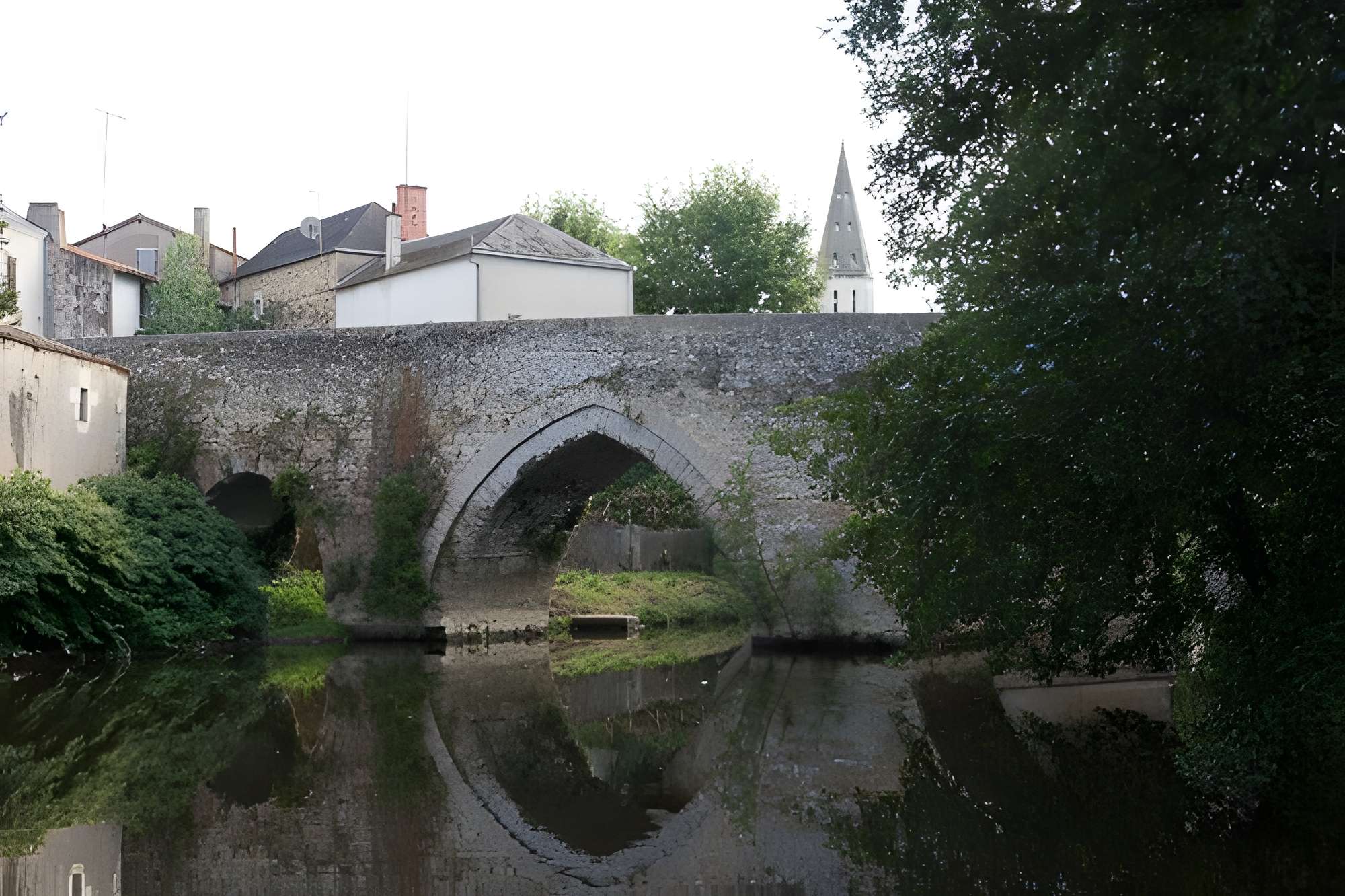 Vieux Pont de Saint-Varent 