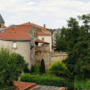Vieux pont sur la Couze de Coudes
