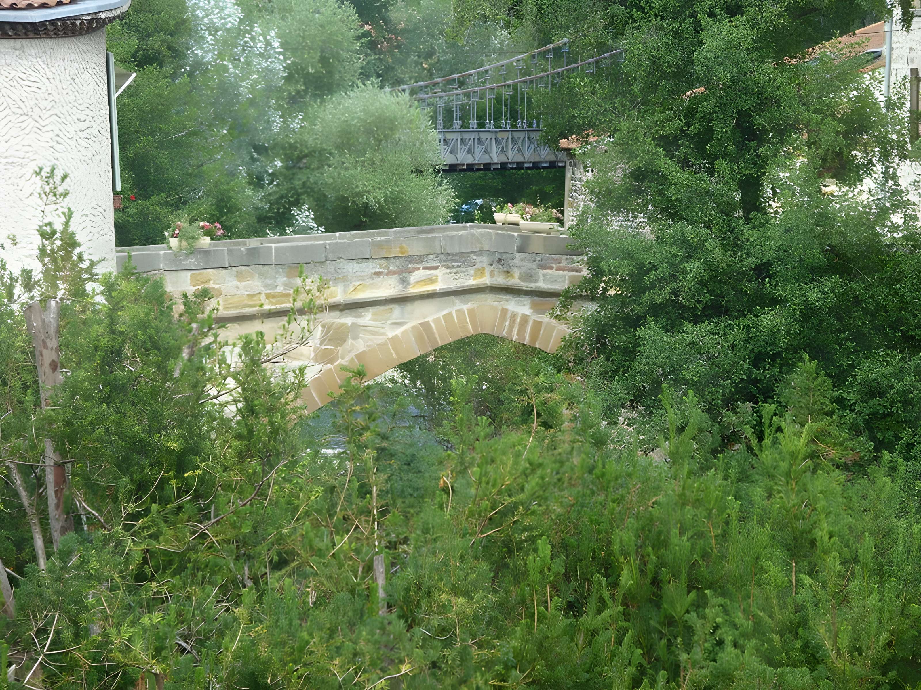 Vieux pont sur la Couze de Coudes 