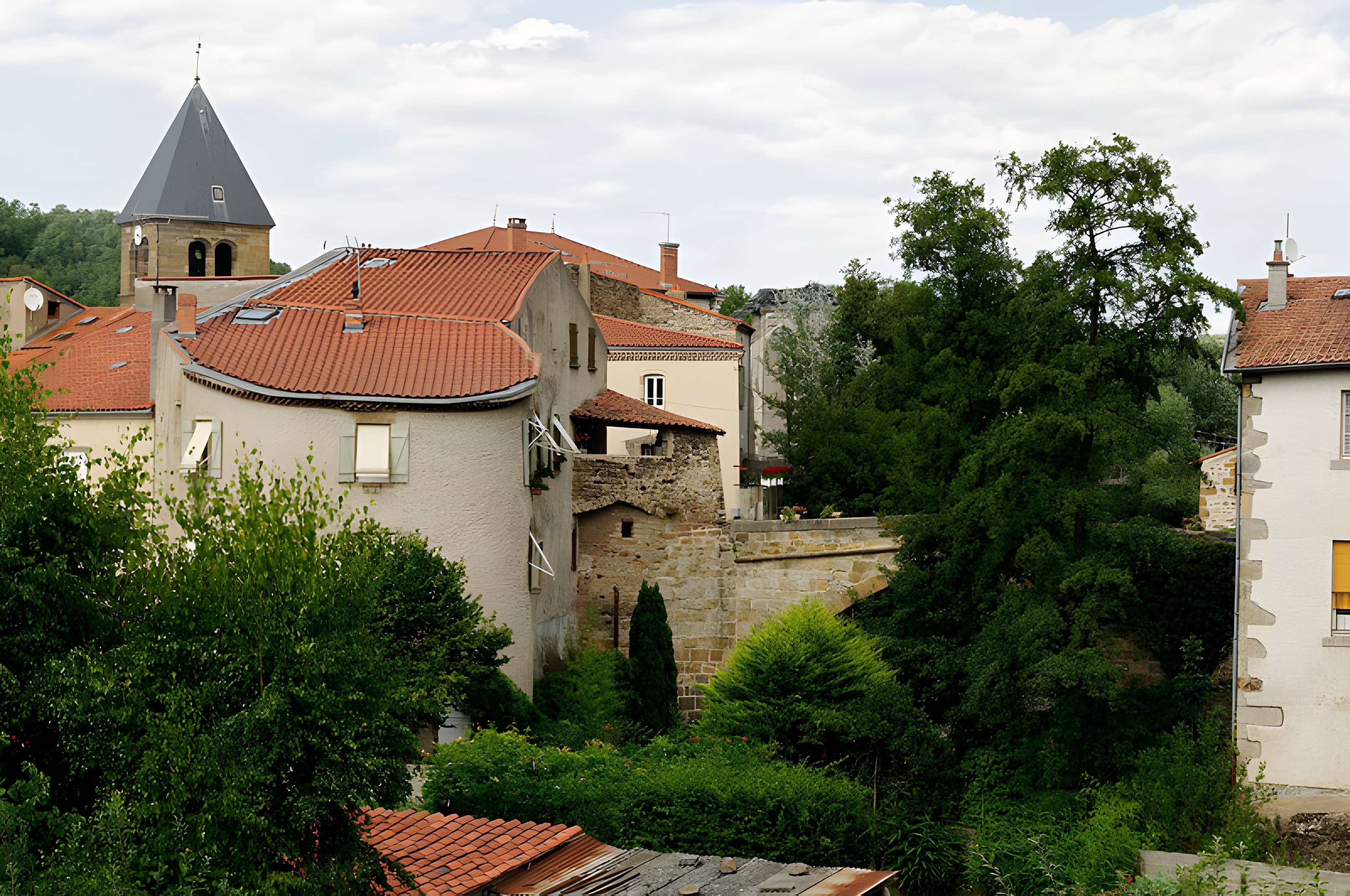 Vieux pont sur la Couze de Coudes