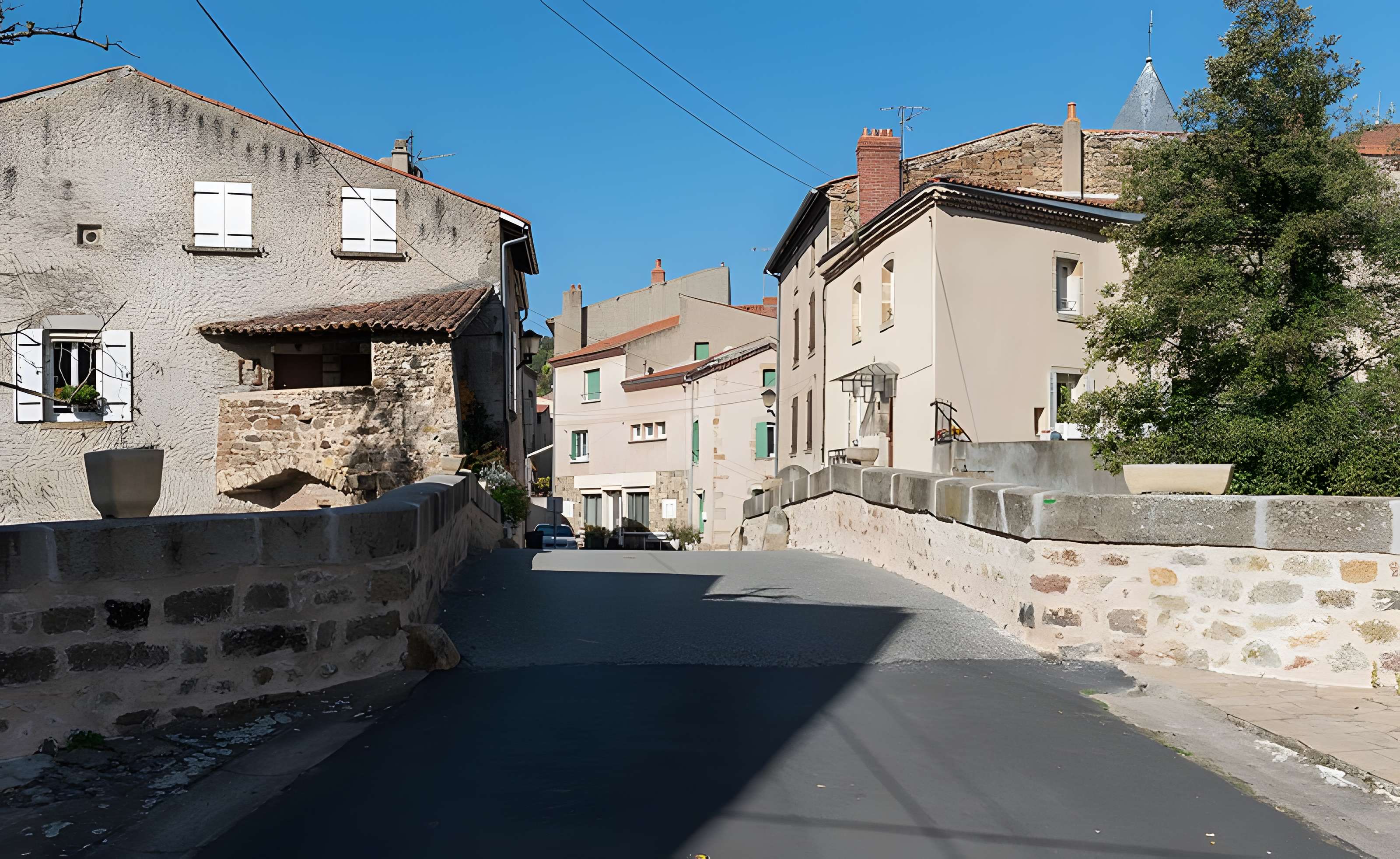 Vieux pont sur la Couze de Coudes