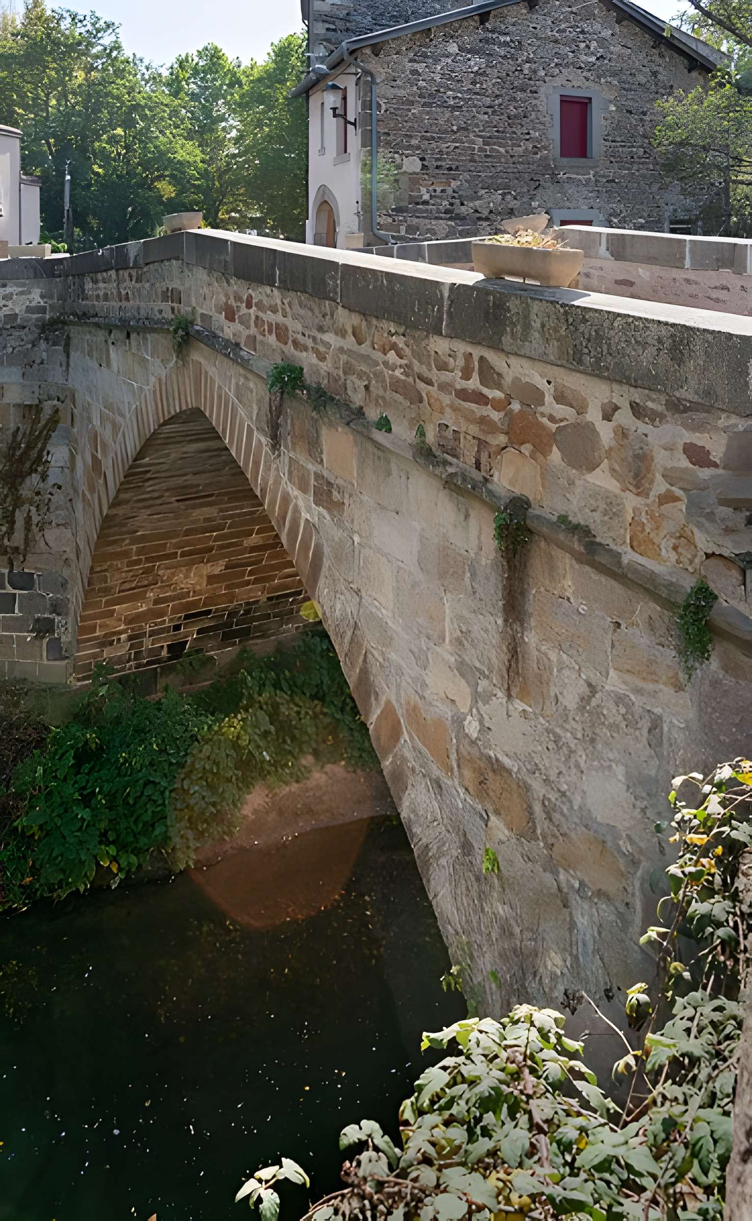 Vieux pont sur la Couze de Coudes