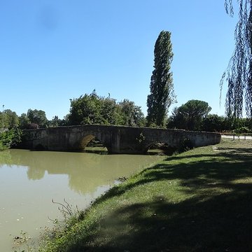 Vieux pont sur le Gers à Pavie