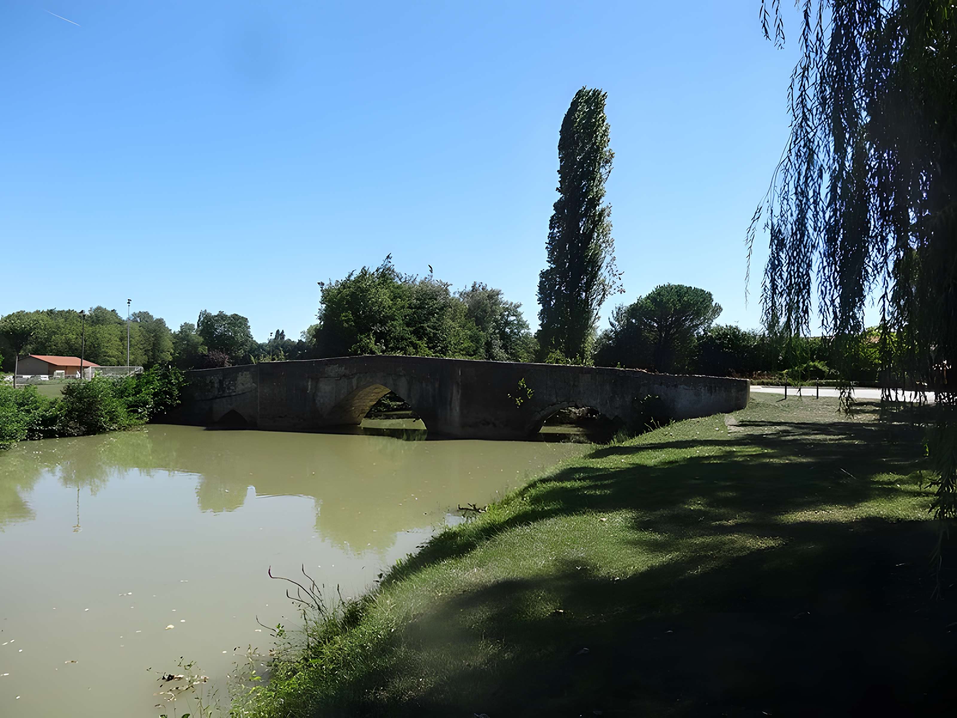 Vieux pont sur le Gers à Pavie