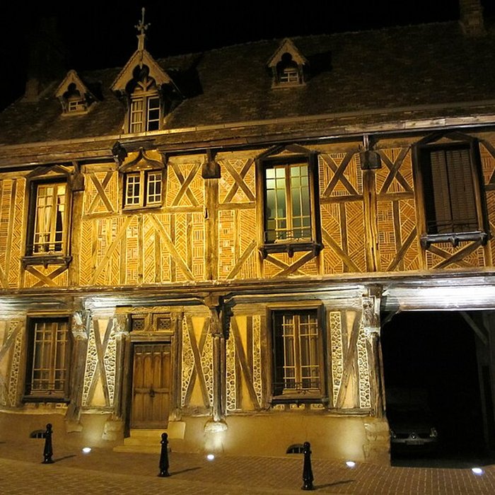 Photo de Maison de lArchevêché de Saint-Julien-du-Sault