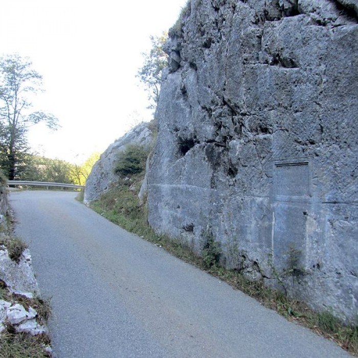 Photo de Voie romaine et inscription commémorative également sur commune de Dingy-Saint-Clair