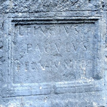 Voie romaine et inscription commémorative également sur commune de Dingy-Saint-Clair