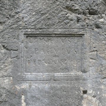 Voie romaine et inscription commémorative également sur commune de Dingy-Saint-Clair