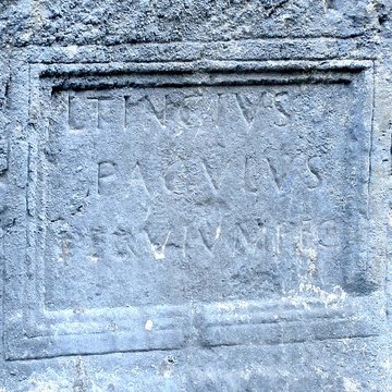 Voie romaine et inscription commémorative également sur commune de Dingy-Saint-Clair