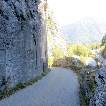Voie romaine et inscription commémorative également sur commune de Dingy-Saint-Clair