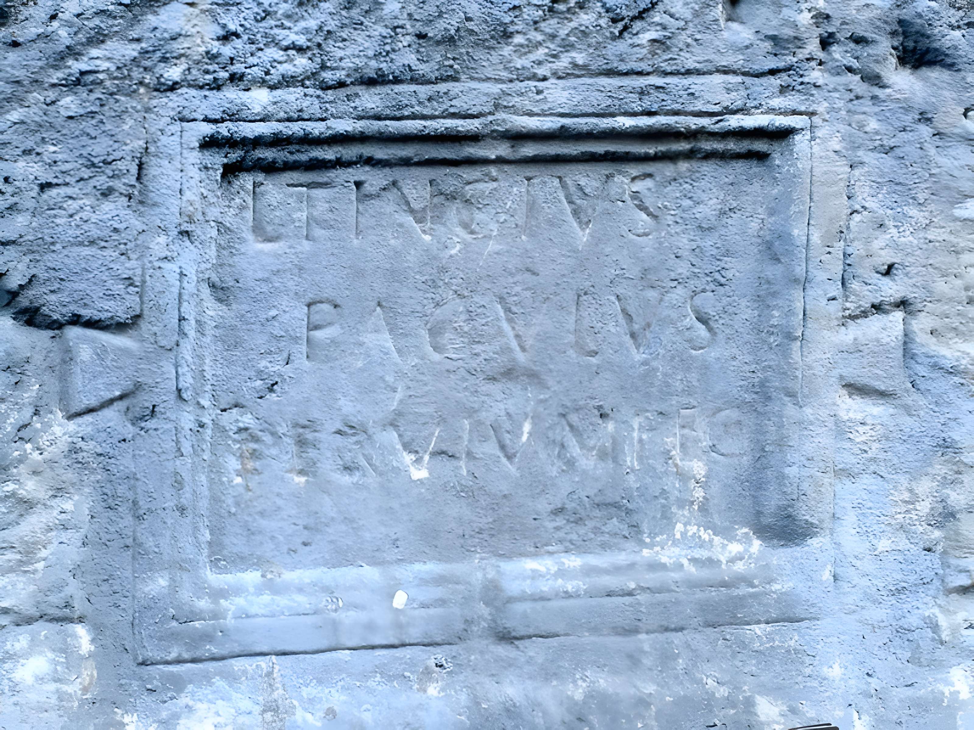 Voie romaine et inscription commémorative (également sur commune de Dingy-Saint-Clair)