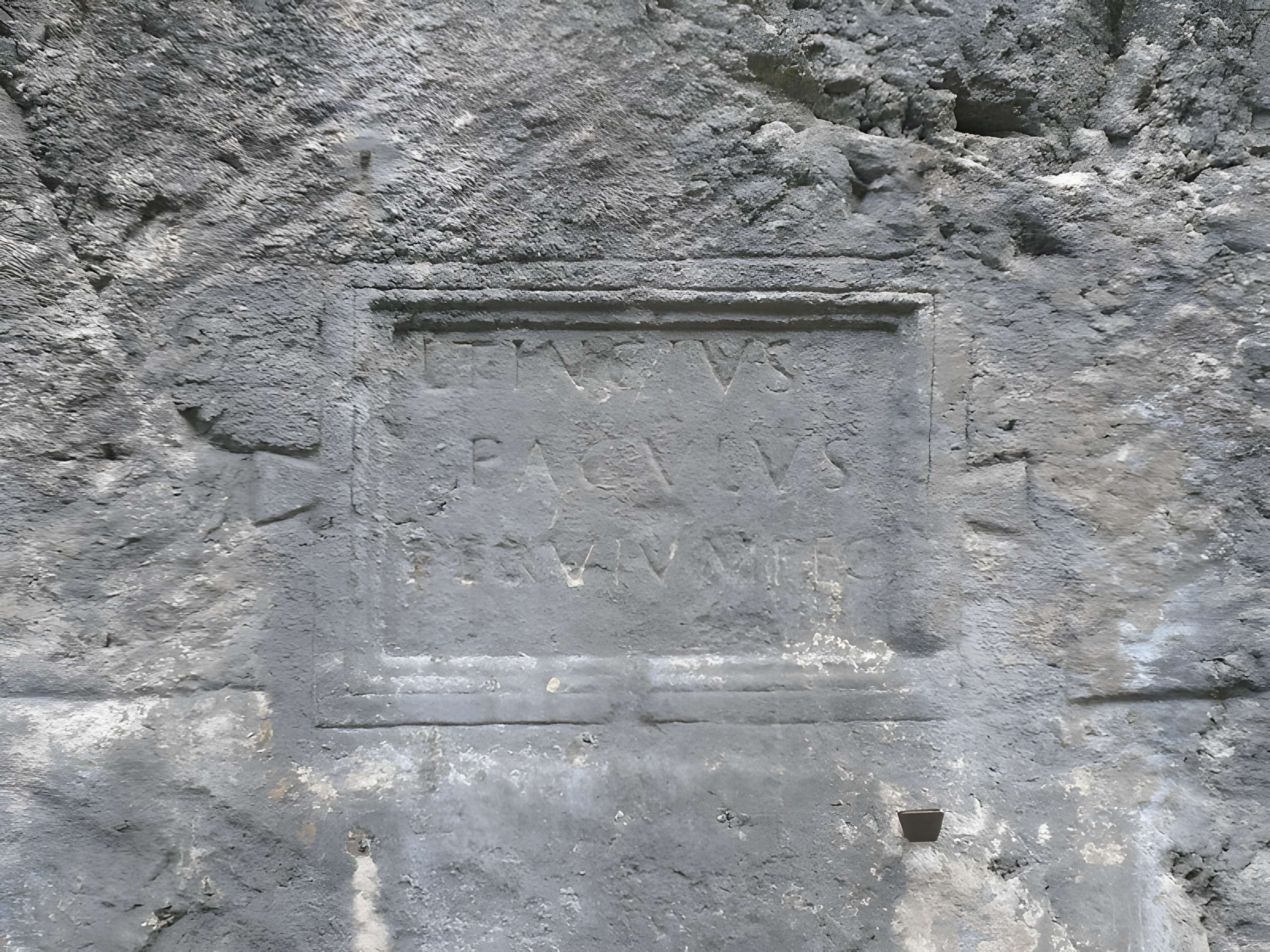 Voie romaine et inscription commémorative (également sur commune de Dingy-Saint-Clair)