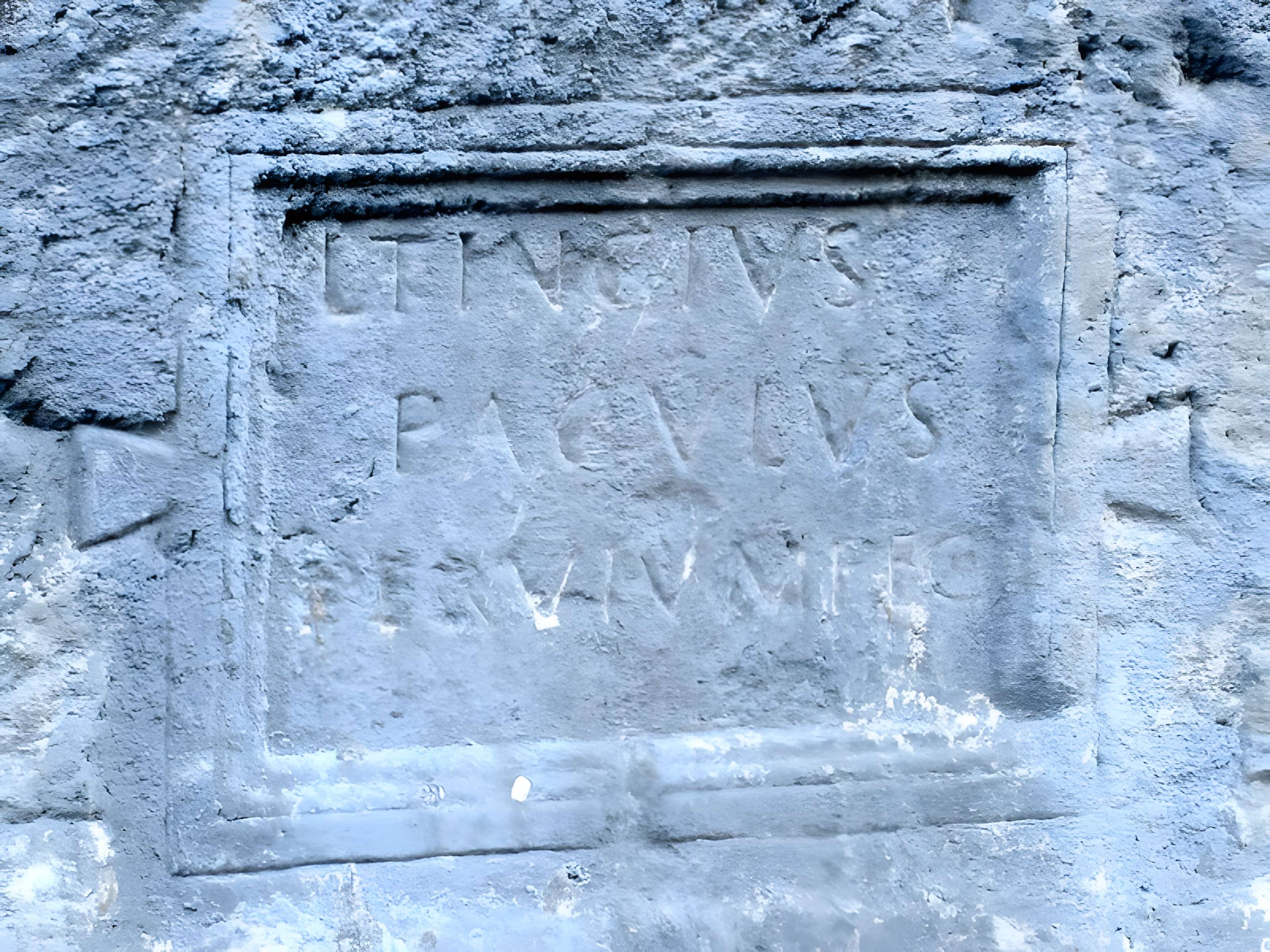 Voie romaine et inscription commémorative (également sur commune de Dingy-Saint-Clair)