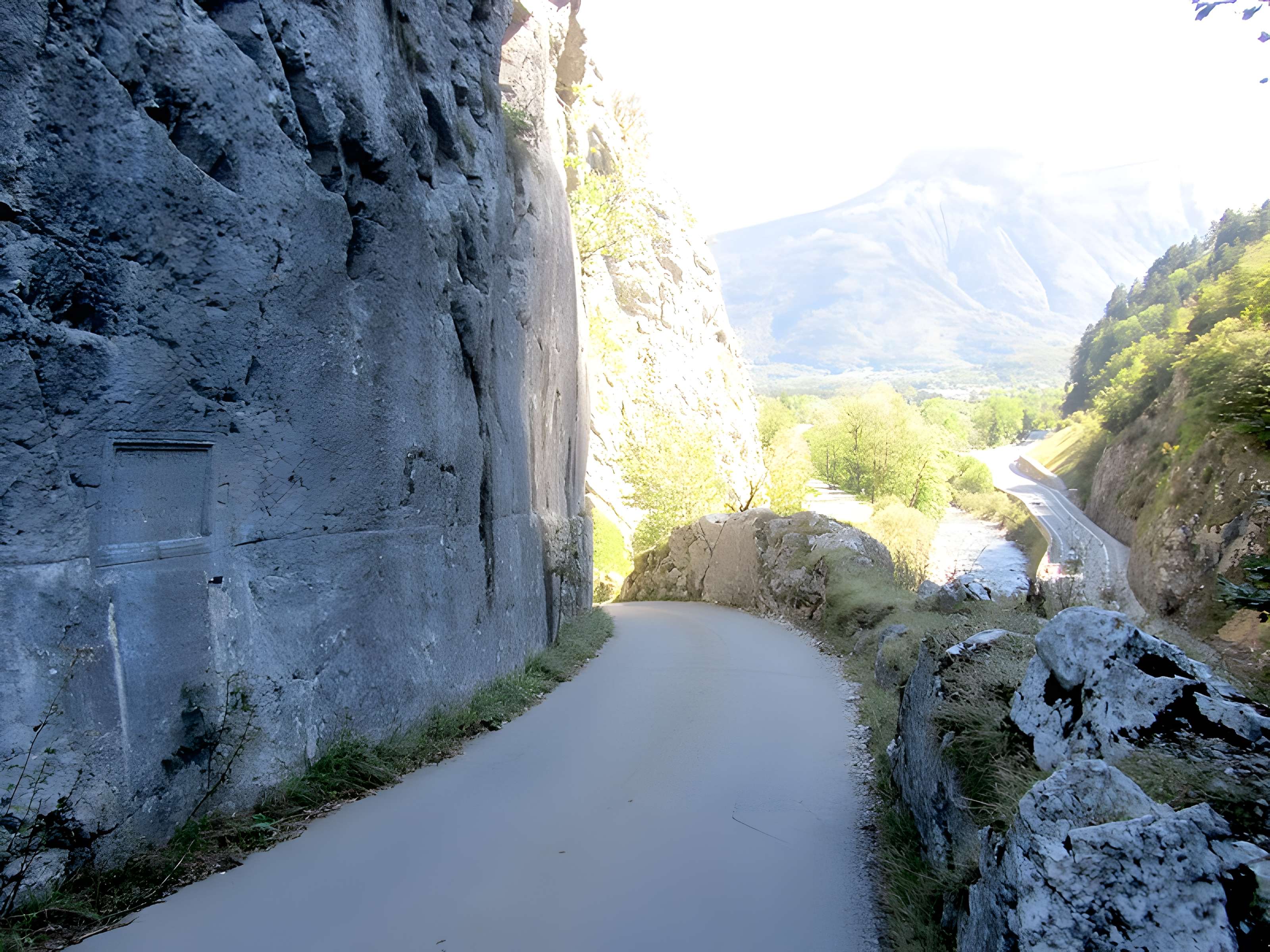 Voie romaine et inscription commémorative (également sur commune de Dingy-Saint-Clair)